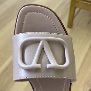 Valentino Garavani smooth poudre cowhide sandals with VLogo Signature detail